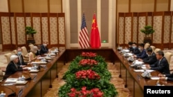资料照：美国财长耶伦（左）与中国副总理何立峰（右）在北京钓鱼台国宾馆举行会谈。（2023年7月8日）