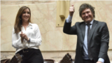 资料照片：即将于12月10日宣誓就职新一任阿根廷总统和副总统的米莱（右）与维多利亚·比利亚鲁埃尔。