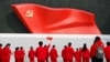 资料照：北京的中国共产党历史展览馆的中共党旗和参观者。（2022年10月13日）