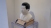 伦敦“白纸周年”艺术展上的习近平3D头像。（美国之音 李伯安）
