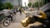 资料照：北京街头象征经济繁荣股市强劲的牛塑像。