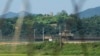 资料照片: 2023年9月8日从靠近朝鲜边境的韩国坡州看到的朝鲜军事哨所(中上)和韩国哨所(下)