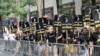 资料照片：美国影视演员协会(SAG-AFTRA)2023年7月17日在纽约洛克菲勒中心的全国广播公司(NBC)外举着标语游行。 （美联社图片）