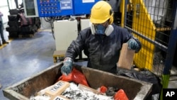 Un trabajador coloca drogas dentro de un vagón de carga que irá a un horno para ser incinerada en Cayambe, Ecuador, el jueves 21 de abril de 2022. Foto AP.