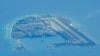 资料照：南中国海南沙群岛美济礁人工岛上中国修建的建筑物和飞机跑道。(2022年3月20日)