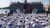 资料照:美国副总统哈里斯在日本东京南部横须贺海军基地视察美国海军伯克级霍华德号驱逐舰。(2022年9月28日)