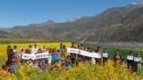 Young fans of VOA Deewa pose for photos in a remote area in the north of Khyber Pakhtunkhwa, in Pakistan’s Tor Ghar district. 