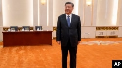 资料照：中国领导人习近平在北京人大会堂等候美国国务卿布林肯的抵达。（2024年4月26日）