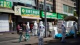 上海当局2022年3月29日封城第二天在食品商店外拉起了警戒线。（路透社）