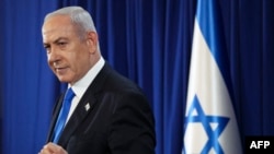 以色列总理本雅明·内塔尼亚胡在特拉维夫举行的记者会上发表讲话，当时以色列与巴勒斯坦激进组织哈马斯正在加沙交战。（2024年7月13日）
