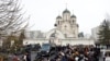 3月1日，亲友和支持者聚集在为俄罗斯反对派领导人阿列克谢·纳瓦尔尼（Alexey Navalny）举行葬礼的教堂前。