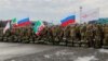 资料照片: 俄罗斯军人奔赴俄乌冲突前线
