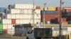 Un camion passe devant des conteneurs à Port Newark dans le New Jersey, le 4 octobre 2024.