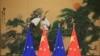资料照片：2016年7月12日，在北京人民大会堂举行的中欧领导人会晤期间欧盟和中国的旗帜。（路透社照片）