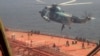 资料照片：伊朗海军2023年4月28日发布的视频显示，伊朗海军陆战队员在阿曼湾扣押油轮时从直升机上降落到 “优势甜”号上。(美联社照片)
