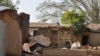 2023 年 12 月 26 日，尼日利亚博科斯发生枪手袭击后，一座房屋被烧毁。