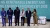 资料照：美国副总统哈里斯（右一）在迪拜出席联合国气候变化大会期间与瓦努阿图副总理纳瓦鲁（左一）等太平洋岛国领导人合影。（2023年12月2日）