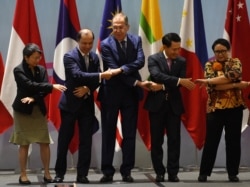 Russia's Foreign Minister Sergey Lavrov (C) poses for a group photograph with ASEAN foreign ministers and representatives during a ministerial meeting of the Association of Southeast Asian Nations (ASEAN), in Singapore, Aug. 2, 2018.