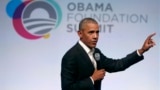 Barack Obama prend la parole lors de la première session du sommet de la Fondation Obama, à Chicago, 31 octobre 2017 Chicago. AP / Charles Rex Arbogast