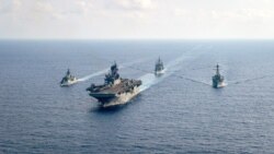 资料照片: 参加“铁拳24”的美国海军两栖攻击舰“美利坚号”(USS America)(中)2020年4月18日与澳大利亚大型护卫舰帕拉马塔号(HMAS Parramatta)，邦克山号航空母舰(USS Bunker Hill)和巴里号驱逐舰(USS Barry DDG-52)在南中国海海域举行演习