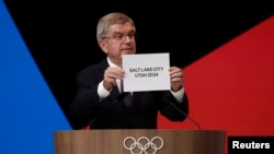 国际奥委会主席托马斯·巴赫宣布美国犹他州盐湖城获2034年冬季奥运会举办权。（2024年7月24日）
