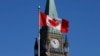 资料照片：加拿大国旗在渥太华议会山和平塔前飘扬。