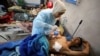 在加沙北部致命援助卡车事件中的伤者正在接受治疗。（2024年3月1日）