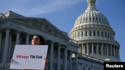 国会山举行反对打击 TikTok 立法的示威活动。