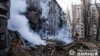 资料照片: 2024年2月14日乌克兰顿涅茨克地区消防员在一栋被俄罗斯导弹摧毁的住宅楼现场工作
