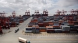 在上海洋山深水港，卡车驶过集装箱区域（2013年9月26日）。这是当时新宣布的上海自由贸易区的一部分。