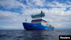 资料照片：2020年7月5日，一艘核动力破冰船在波罗的海芬兰湾海域试航。（路透社照片）