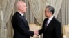 突尼斯总统赛义德与到访的中国外长王毅握手。（2024年1月15日）