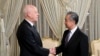 突尼斯总统赛义德与到访的中国外长王毅握手。（2024年1月15日）