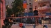 以色列安全部队成员在特拉维夫发生爆炸的封锁区内。(2024年7月19日)