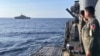 在有争议的南中国海举行的一次海上合作活动期间，菲律宾海军葛雷戈里奥·德尔·皮拉尔级巡防舰上的海军军官向途经的美海军“吉福兹”号濒海战斗舰致意。（2024 年2月9日）