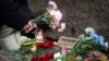 一名妇女在俄罗斯圣彼得堡的一处纪念碑前向阿列克谢·纳瓦尔尼献花致敬。(2024年2月21日)