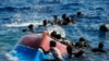 非法移民的船只在地中海翻了以后继续游渡进入意大利。（资料照，2022年8月11日）