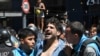 2023 年 12 月 27 日，阿根廷布宜诺斯艾利斯，警方在反对哈维尔·米莱总统经济改革的反政府示威中拘留了一名抗议者。