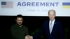 乌克兰总统泽连斯基和美国总统拜登在意大利七国集团峰会的间歇签署双边安全协议并举行联合记者会。(2024年6月13日)