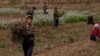 资料照片：在朝鲜集体农场劳动的朝鲜农民。(2011年9月29日)