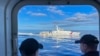 资料照：一艘中国海警船在南中国海第二托马斯浅滩（Second Thomas Shoal，中国称仁爱礁）附近干扰菲律宾海岸警卫队运输船只。（美联社）