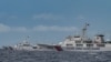 2024 年 8 月 26 日，一艘中国海警船（右）驶过菲律宾海警船 BRP Cape Engaño（左）。