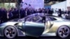 法国总统马克龙参观巴黎车展上的标致（Peugeot ）DS E-Tense 电动车（资料照： 2022年10月17日）