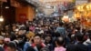 台湾民众在台北迪化街为农历春节采购。(2024年2月8日)