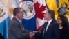 危地马拉总统贝尔纳多·阿雷瓦洛同到访的美国国务卿布林肯握手。（2024年5月7日）