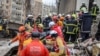 乌克兰救援人员在敖德萨被毁楼房废墟中移出一具尸体。（2024年3月2日）