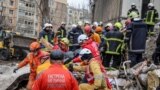 乌克兰救援人员在敖德萨被毁楼房废墟中移出一具尸体。（2024年3月2日）