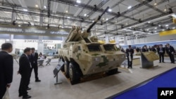 资料照片: 2024年2月4日沙特首都利雅得“2024年世界防务展”上中国馆展出的装甲车