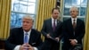 白宫全国贸易委员会主席彼得·纳瓦罗（Peter Navarro，右）等待川普总统签署政令（2017年1月23日）