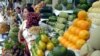 资料照片：越南胡志明市的一个水果摊位。(2006年7月12日）